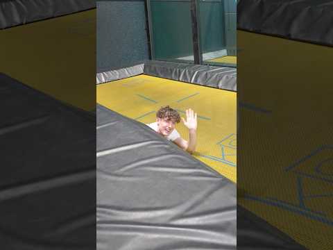 3 GENIALE verstecke in der TRAMPOLIN-HALLE 🤫 #trampolin #versteck #comedy