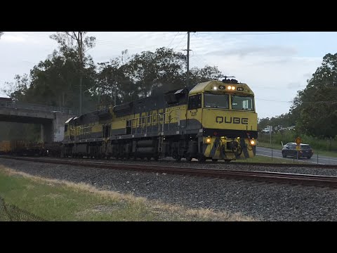 Qube industries QL010 and QL006 leads 3BW7 South through Greenbank 16/12/25