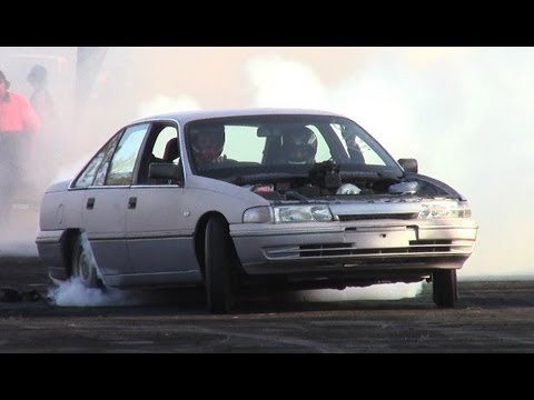 Burnout Twin TB V6 Commodore skid at madaz 21.9.2013 Fryday