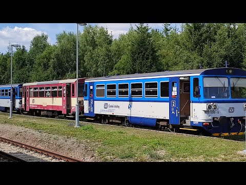 Os 26804(T8) Most - Hrob s dvěma motorovými vozy 810 a s prostředním přípojným vozem Btax780.