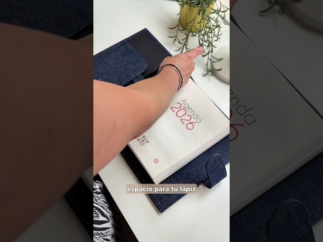 Vídeo relacionado con Agenda 2026 Premium de Smart Panda - A4 Planificador 2026 Semana Vista, Plata - Tapa Blanda, Caja de Regalo - Intervalos de 30 minutos - Calendario Anual, Diario - en Español