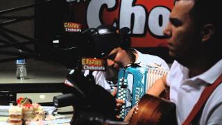 Remmy Valenzuela interpreta &quot;Se va muriendo mi alma&quot; en El Show de Erazno y La Chokolata