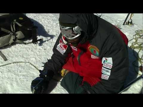 Pria Berkaki Satu dari Solo Ini Berhasil Menaklukkan Gunung Tertinggi di Eropa