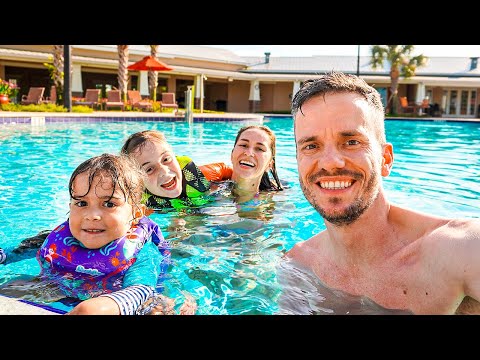 FAMÍLIA BRANCOALA NA PISCINA DE ORLANDO FLORIDA ESTADOS UNIDOS