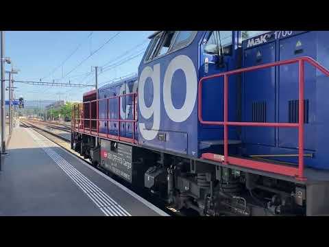 SBB Cargo Am 843 mit Wagen, abfahrt in Lyss