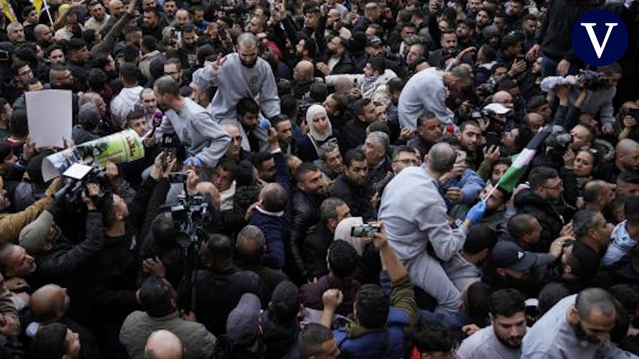 Con cabeza rapada y chándal gris: así ha sido la llegada a Cisjordania de los palestinos liberados