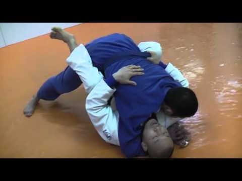 中山徹　柔術テクニック　クロスガードの中から首を抱えられた場合