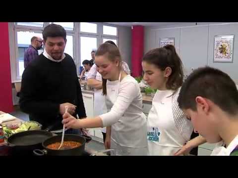 Tim Mälzer kocht mit Schülern