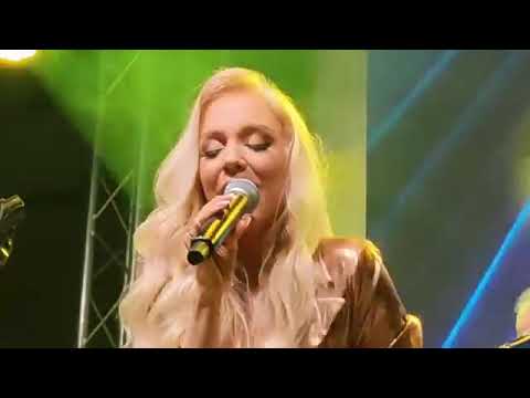 POSLUŠAJTE KAKO ĐULA DRINI PJEVA SVOJU PJESMU U RODNOM CAZINU, 15.000 LJUDI JE DOČEKALO NA KONCERTU