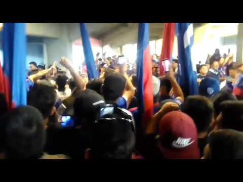 "Esta es tu hinchada la que esta en las buenas y en las malas - entrada los de abajo" Barra: Los de Abajo • Club: Universidad de Chile - La U