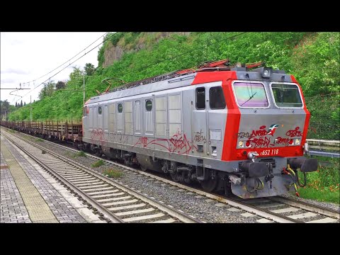Treno merci con locomotiva FS E.653 Tigre in transito alla stazione ferroviaria di Roma Fidene
