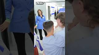 לאחר 738 ימים בעזה: שורד השבי איתן מור נפגש לראשונה עם בני משפחתו (חדשות ערוץ 7) - התמונה מוצגת ישירות מתוך אתר האינטרנט יוטיוב. זכויות היוצרים בתמונה שייכות ליוצרה. קישור קרדיט למקור התוכן נמצא בתוך דף הסרטון לאחר 738 ימים בעזה: שורד השבי איתן מור נפגש לראשונה עם בני משפחתו (חדשות ערוץ 7) - התמונה מוצגת ישירות מתוך אתר האינטרנט יוטיוב. זכויות היוצרים בתמונה שייכות ליוצרה. קישור קרדיט למקור התוכן נמצא בתוך דף הסרטון