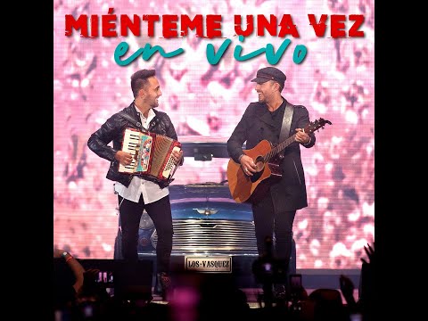 Los Vasquez - "Mienteme una Vez" en vivo (Video Oficial)