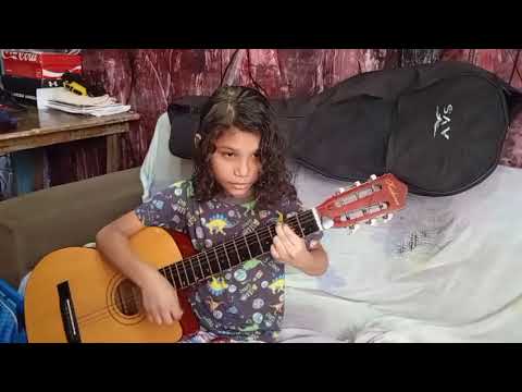 Lorenzo dando os primeiros passos na viola