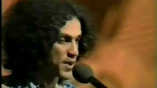 Caetano Veloso canta "Alegria Alegria" - 1975.