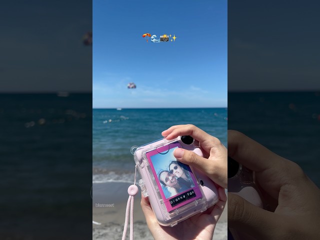 Vídeo relacionado con MUZIRI KINOKOO Funda Instax Mini 12 Transparente - Compatible con cámara Fuji Instax Mini 12 - con Bolsillo Trasero para Fotos y Correa para el Hombro