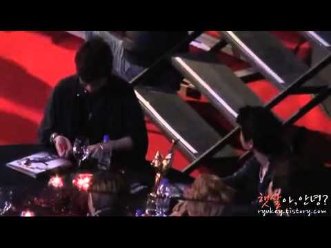 [fancam] 101209 SHINee key gives heart to BEAST Dongwoon @ 2010 Golden Disk Awards