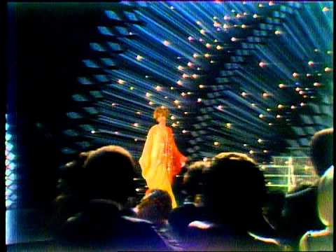 Aretha Franklin Wins Favorite Female Soul Artist - AMA 1976