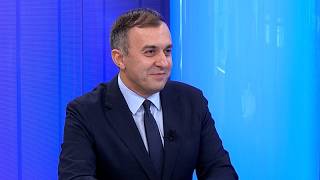 La UE debe financiar soluciones migratorias, afirma el viceministro griego Tasos Chatzivasileiou