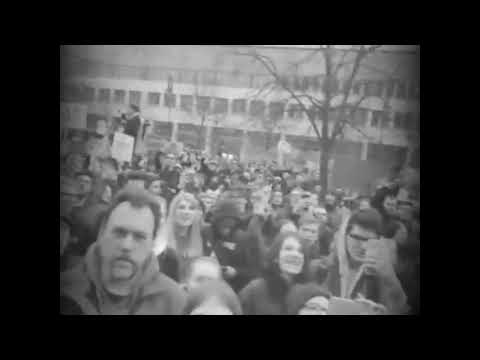 HerrNewstime singt Los!Los!Los! auf Artikel 13 Demo