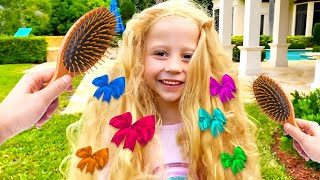 Download lagu Nastya et Stacy jouent avec des jouets de coiffure et des cheveux de teinture mp3