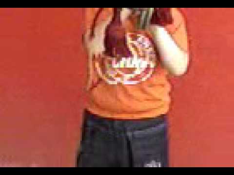 Mali djecak svira trubu