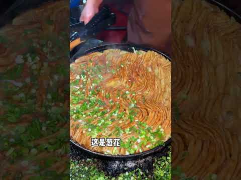 东北街头偶遇酱香饼，全是褶子！#街边小吃 #路边摊美味 #抖音美食推荐官 #跟着抖音来探店 #在路边摊感受人间烟火