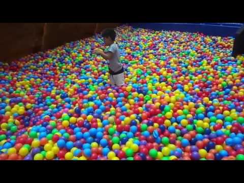 piscina di palline colorate gigante per i 1000 bambini !!