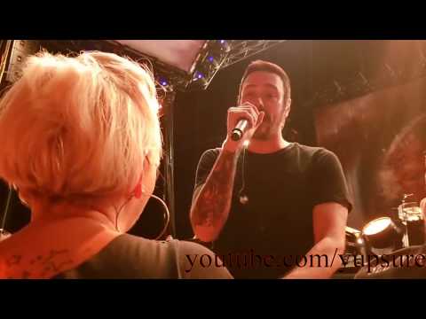 Breaking Benjamin - Dear Agony (Ben Sings To A Fan In The Front Row) - Live HD (Multicam)