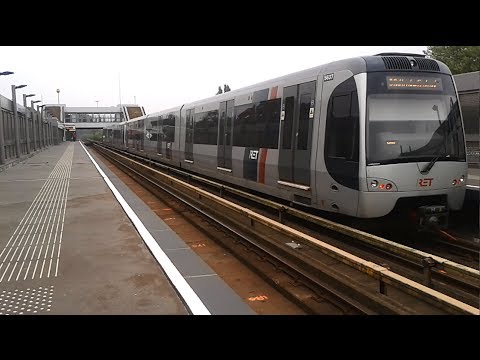 RET Metro 2*Type SG3 komt aan op Rhoon richting Rotterdam Centraal