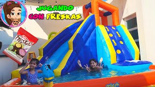 Jugando con Freskas - SPLASH AND SLIDE - Brincolín con Alberca Chapoteadero - Yesly y Sarayu