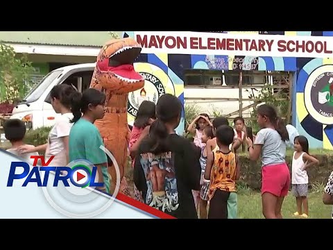 Mga batang lumikas mula sa Mayon nilibang sa evacuation center