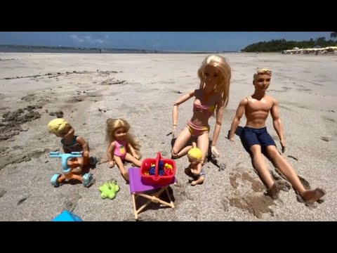 Novelinha da Barbie: férias da Barbie na praia! Areia. Mar. Piscina.