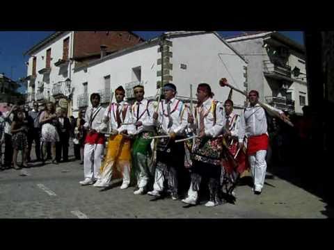 Danzantes de Robledillo de la Vera, bailando a San Miguel