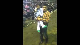 antes de entrar a cantar woo me impacto ...... le dijo a mi esposo agacheme poquito al suelo,