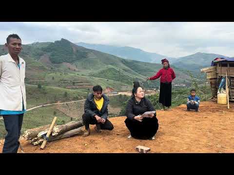 Huong Rung went to check on the progress of the house construction at Ms. Cho Tho's house.