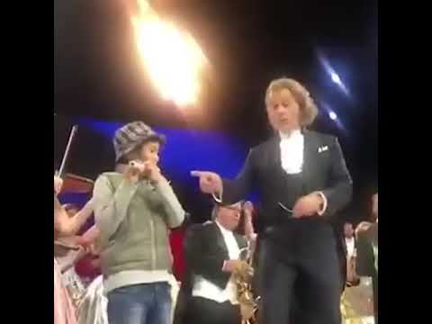 El niño que se le robó el show a André Rieu en su concierto en Bogotá