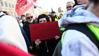 Γαλλία: Φλέγεται η χώρα στις μαζικές διαδηλώσεις – Πεδίο μάχης το Παρίσι και άλλες πόλεις