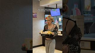 comendo no Mc vestido de drag!