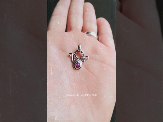 Vídeo relacionado con Pandora Passions Dije calado con diseño de pata de plata de ley