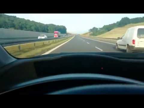 Kierowanie jedną ręką przy 180km/h