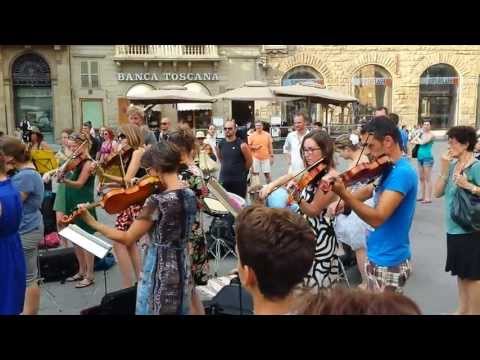 Flash mob in Florence - Citizens applaud musicians - police not amused