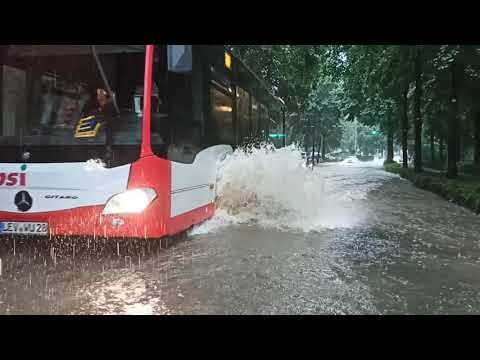 Land unter in Leverkusen Schlebusch, aus dem Bus gefilmt.
