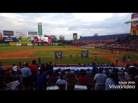 La tigresa y bailarinas del licey bailando Ella Eh de Crazy Design
