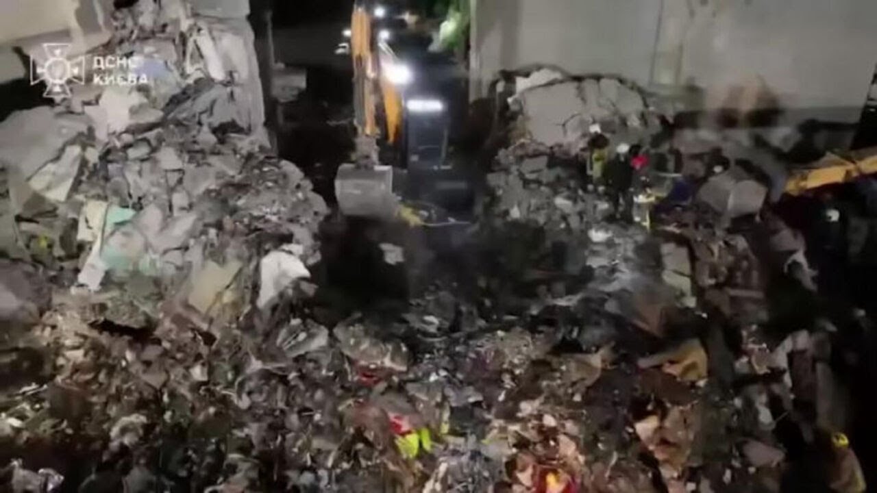 Guerra Ucraina, 24 morti in un condominio colpito da un missile russo a Kiev