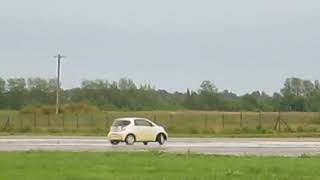 preview picture of video 'Microcar fun.Toyota IQ sliding on a skid pan'