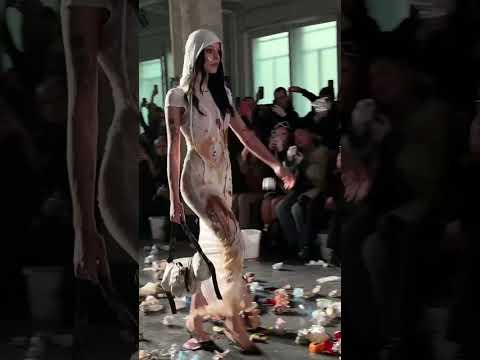 Trash thrown over models at AVAVAV’s Milan Fashion Week show 👀🗑️🍌 #milanfashionweek #AVAVAV