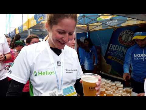Video-Standbild: Silvia Kramarz in einer Gruppe von Menschen