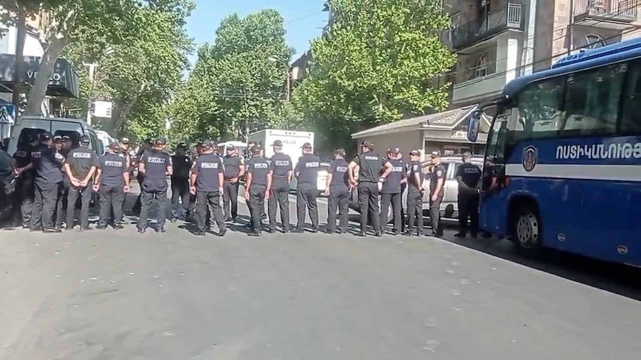 Ոստիկանները պատ են կազմել Միքայել Սրբազանի ժամանումից առաջ