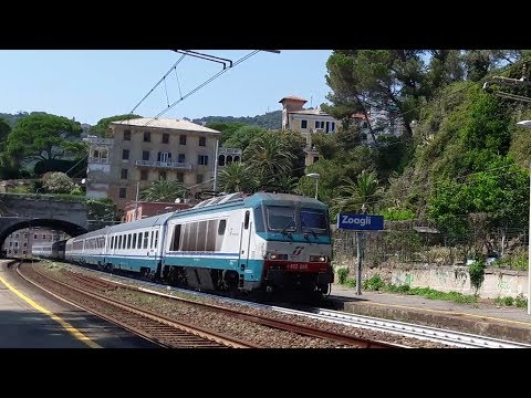 E402A.008 In testa all'IC 665 da Milano C.Le a La Spezia C.Le in transito a Zoagli